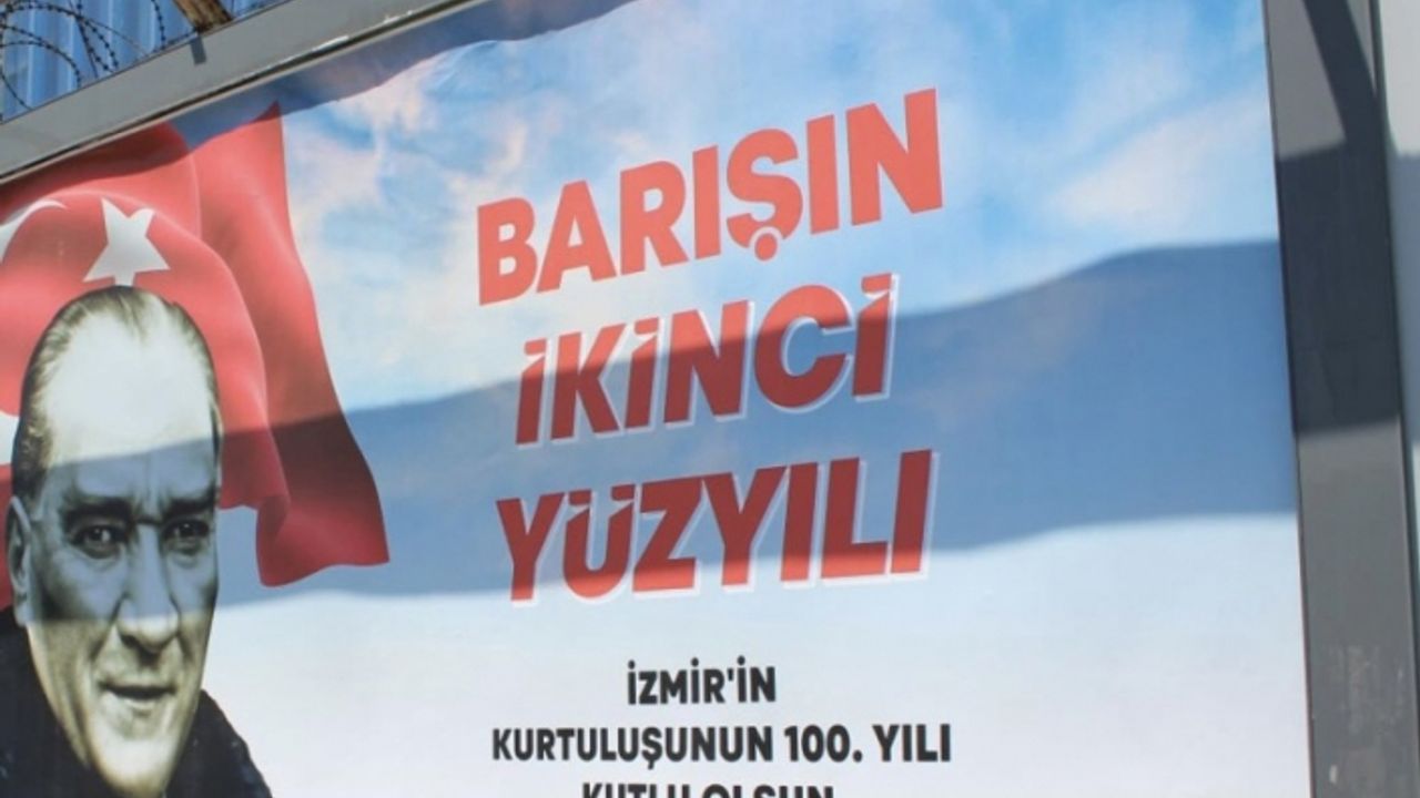 MHP'li Şahin'den Soyer'e 'billboard' tepkisi: 9 Eylül barış değil, zafer!