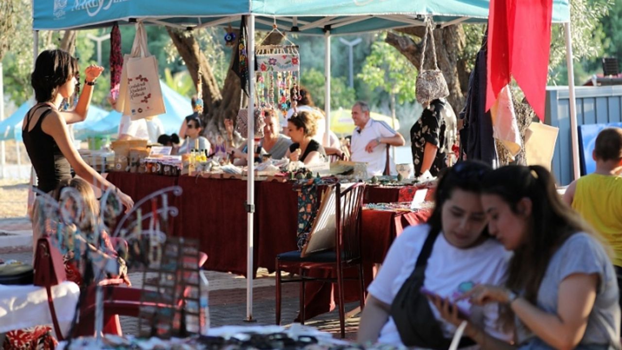 Narlıdere'de Gece Pazarı yoğun ilgi görüyor