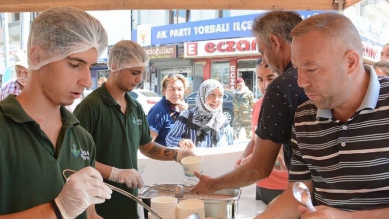 Torbalı Belediyesi ilçede aşure dağıttı