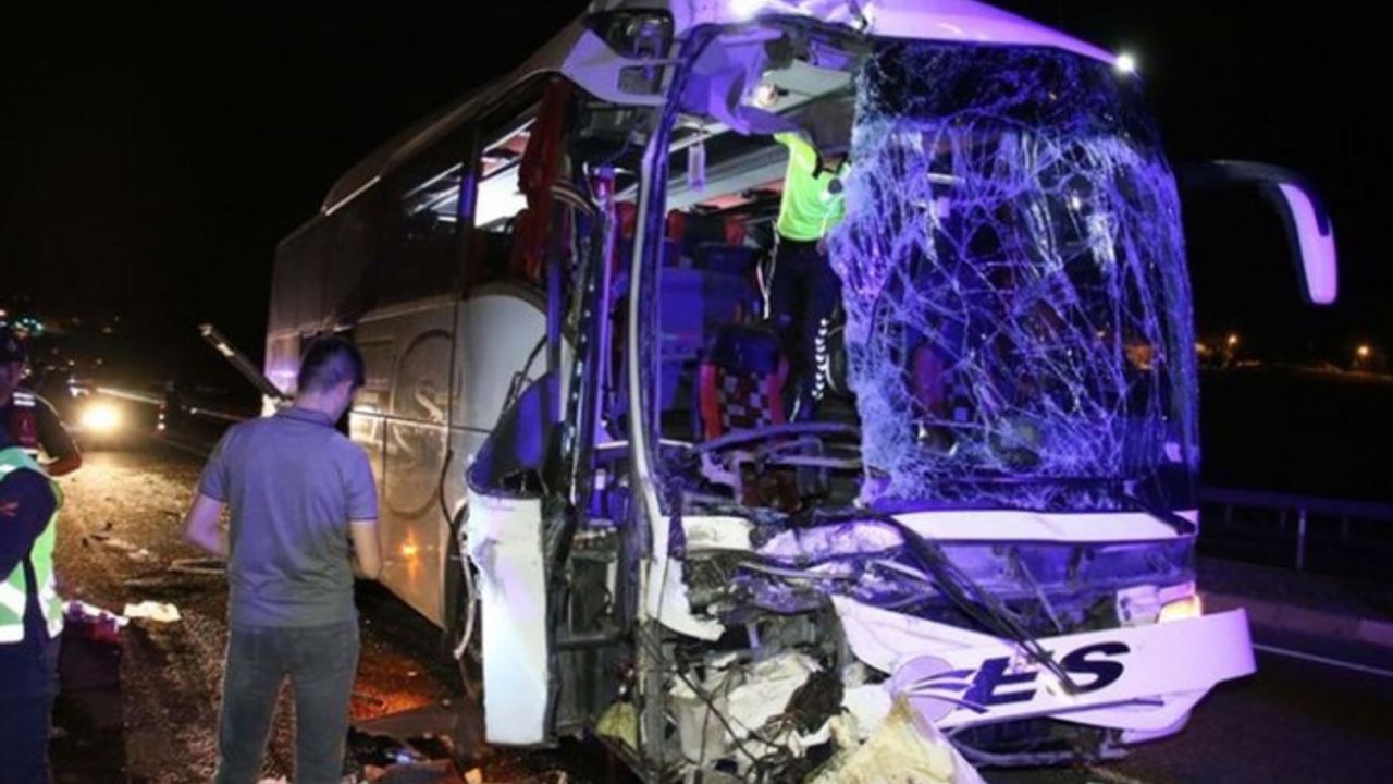 Yolcu otobüsü TIR'a çarptı! Ölü ve yaralılar var!