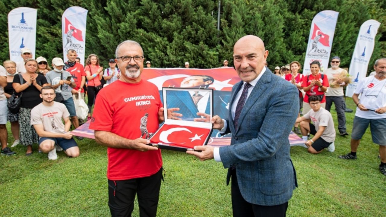 Zafer Yolu kafilesi tarihi yürüyüş için yola çıktı! Soyer bayrağı teslim etti