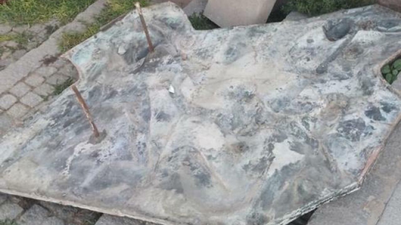 Hırsızlar, İzmir'deki İlk Kurşun Anıtı'nın rölyefini çalmak istedi