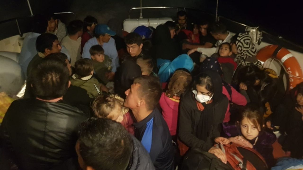 İzmir açıklarında 5 göçmen kurtarıldı, 49'u yakalandı