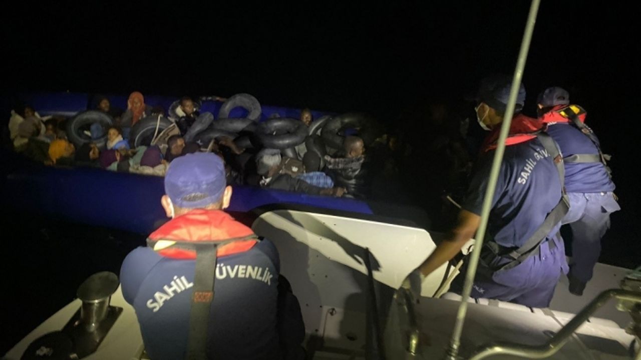 İzmir açıklarında 75 düzensiz göçmen yakalandı