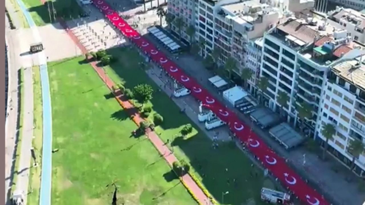 İzmir'de 350 metrelik bayrak taşındı