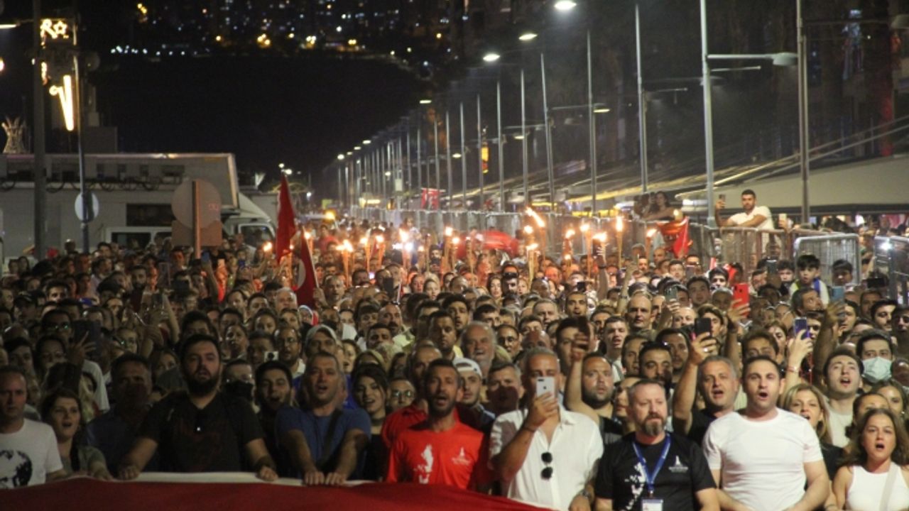İzmir'de fener alayı yürüyüşü düzenlendi