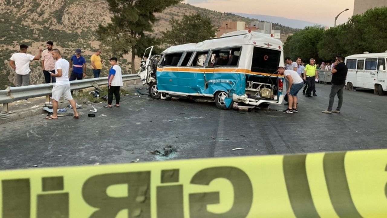 İzmir'de yolcu minibüsü ile servis aracı çarpıştı: 1 ölü, 6 yaralı
