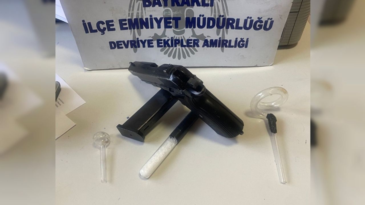 İzmir’de farklı suçlardan aranan zanlı çalıntı araçta yakalandı