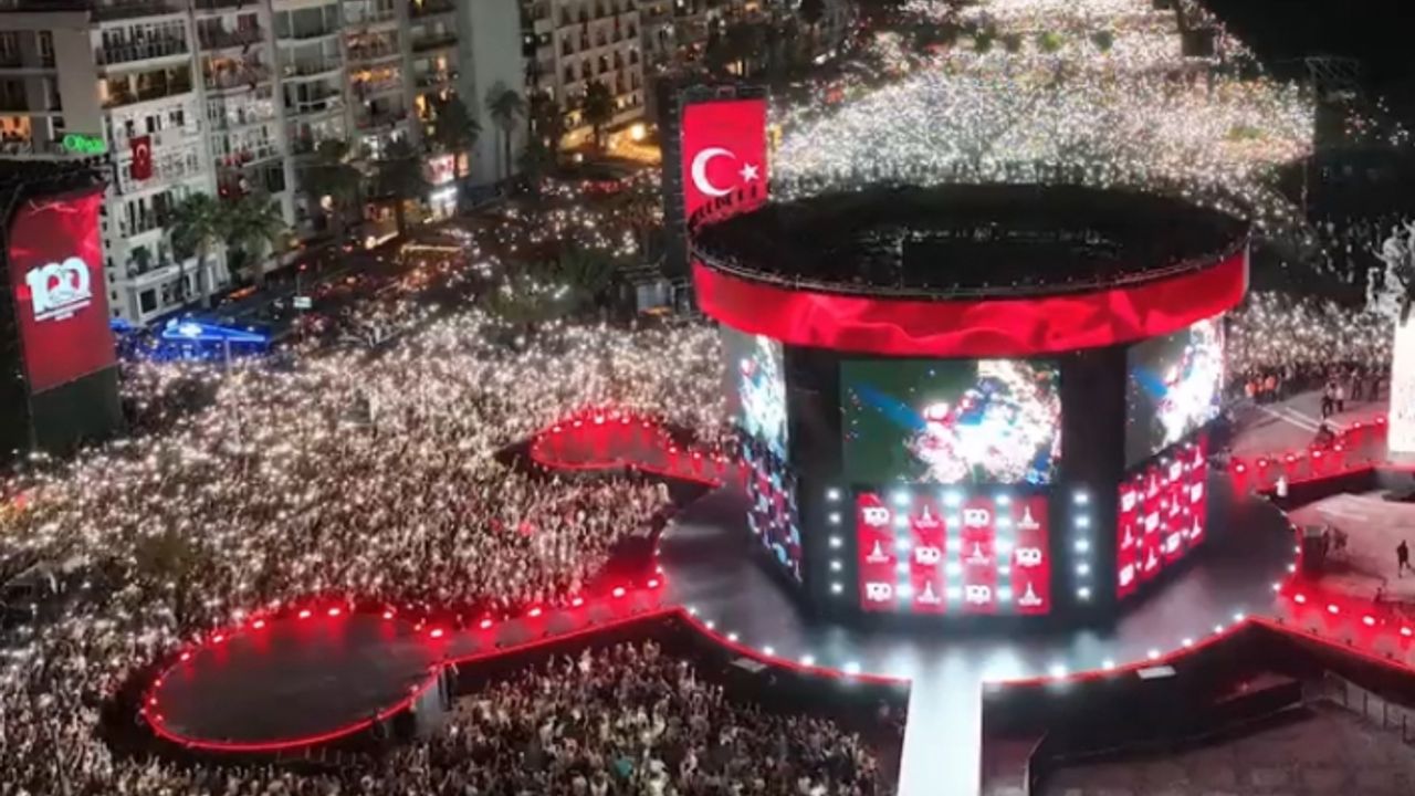 İzmirliler Gündoğdu Meydanı'na akın etti!