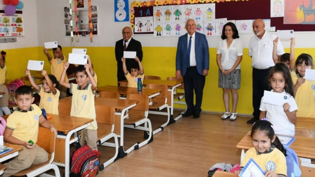 Karabağlar'dan ailelere 'Eğitim Kart' desteği