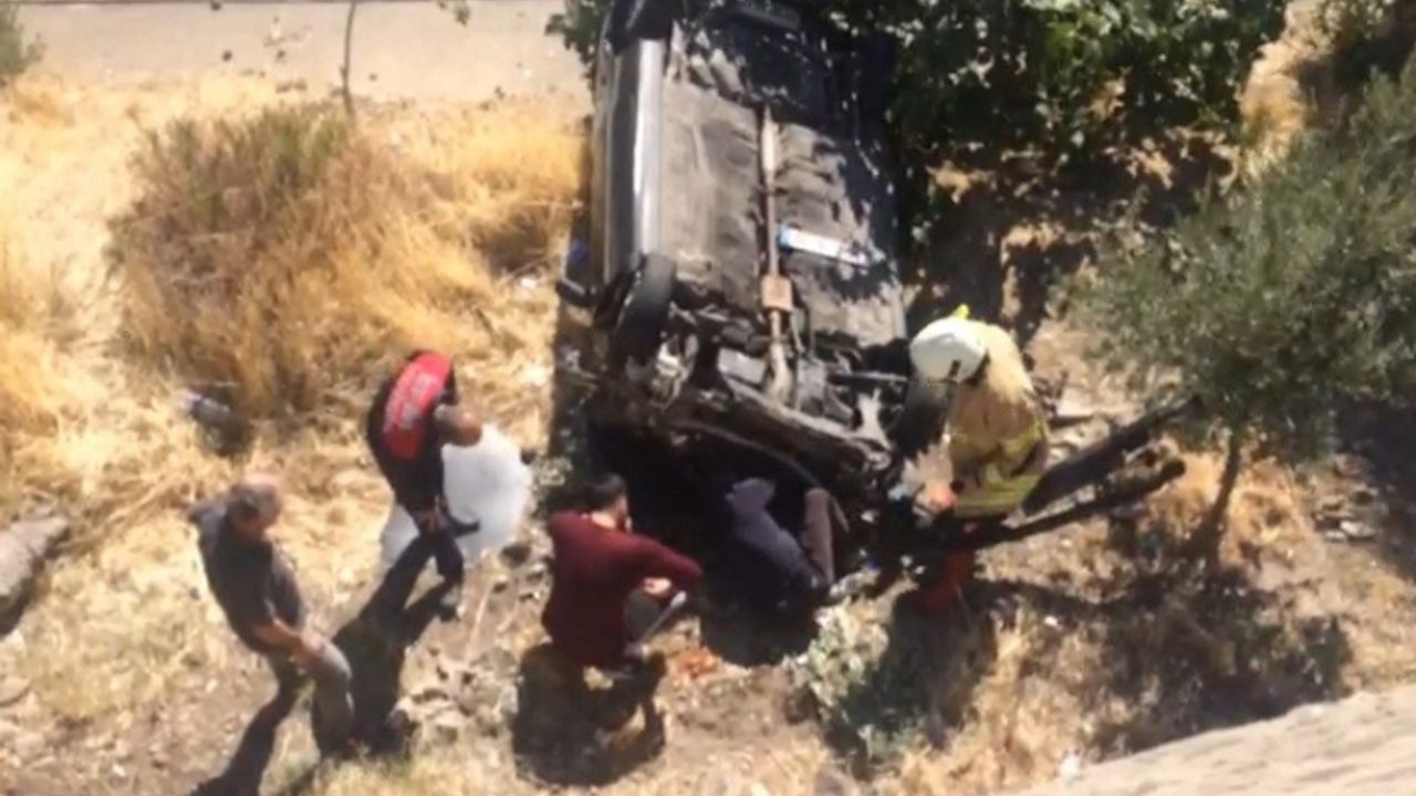Otomobiliyle yaklaşık 6 metrelik istinat duvarından aşağı düştü