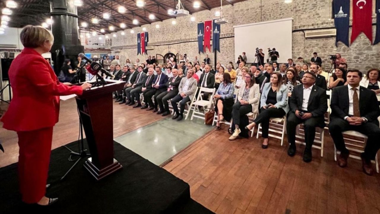 Selin Sayek Böke İzmir'deki konferansta konuştu: Yeni bir düzene ihtiyacımız var