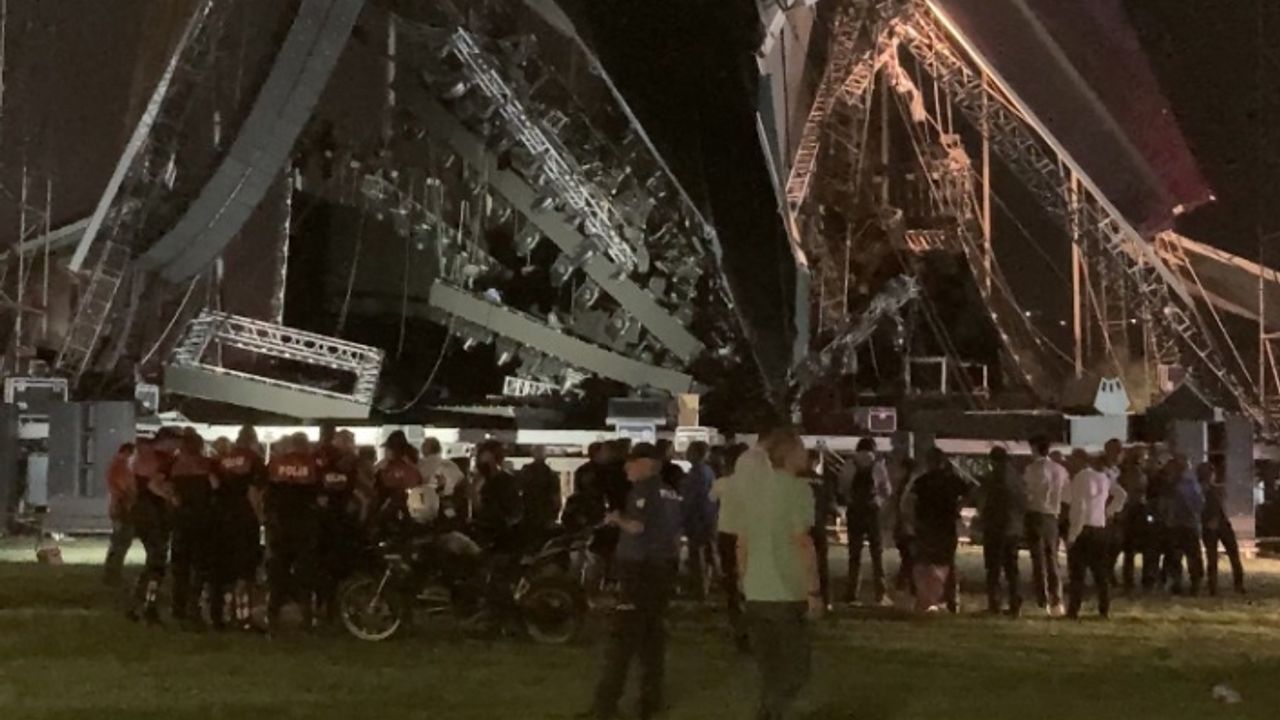 Tarkan'ın konser vereceği sahne çöktü!
