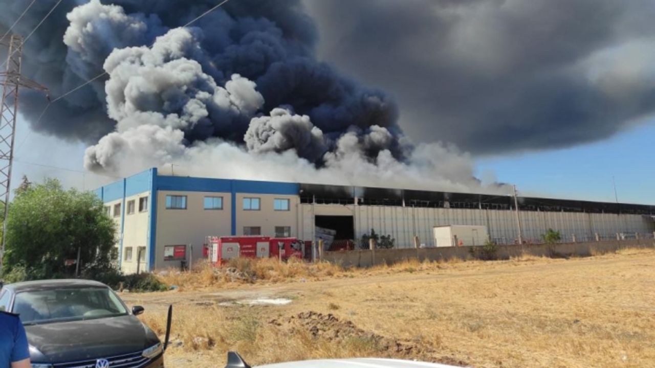 Torbalı'da yatak fabrikasında yangın