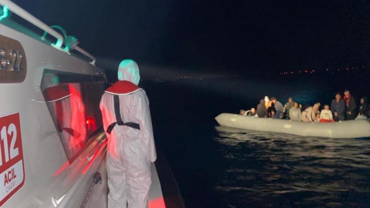 Yunanistan'ın ittiği 35 göçmen kurtarıldı
