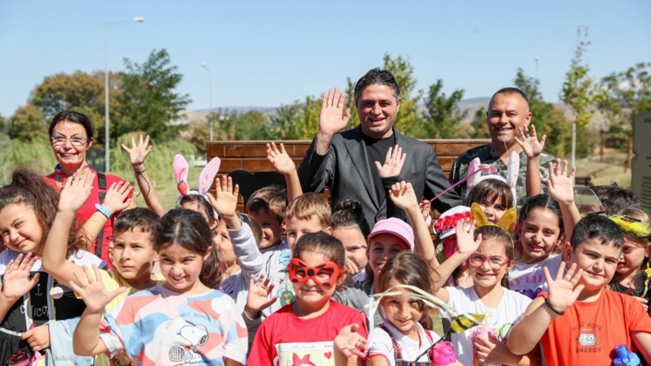 Aliağalı çocuklar Pati Park’ta sevimli dostlarla bir araya geldi
