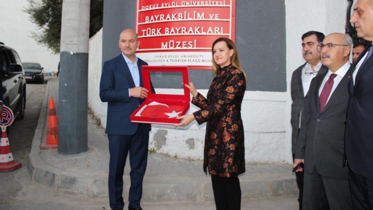Bakan Soylu'ya Türk bayrağı hediyesi
