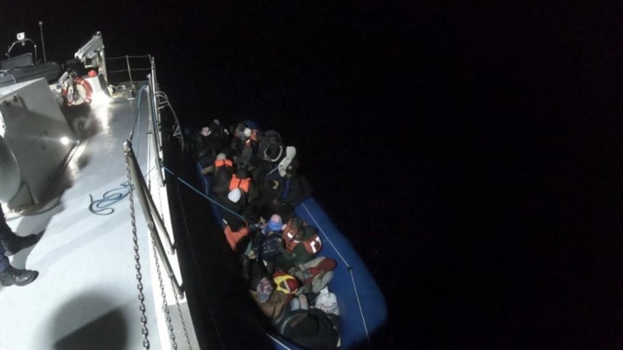 İzmir açıklarında 143 göçmen kurtarıldı, 31'i yakalandı