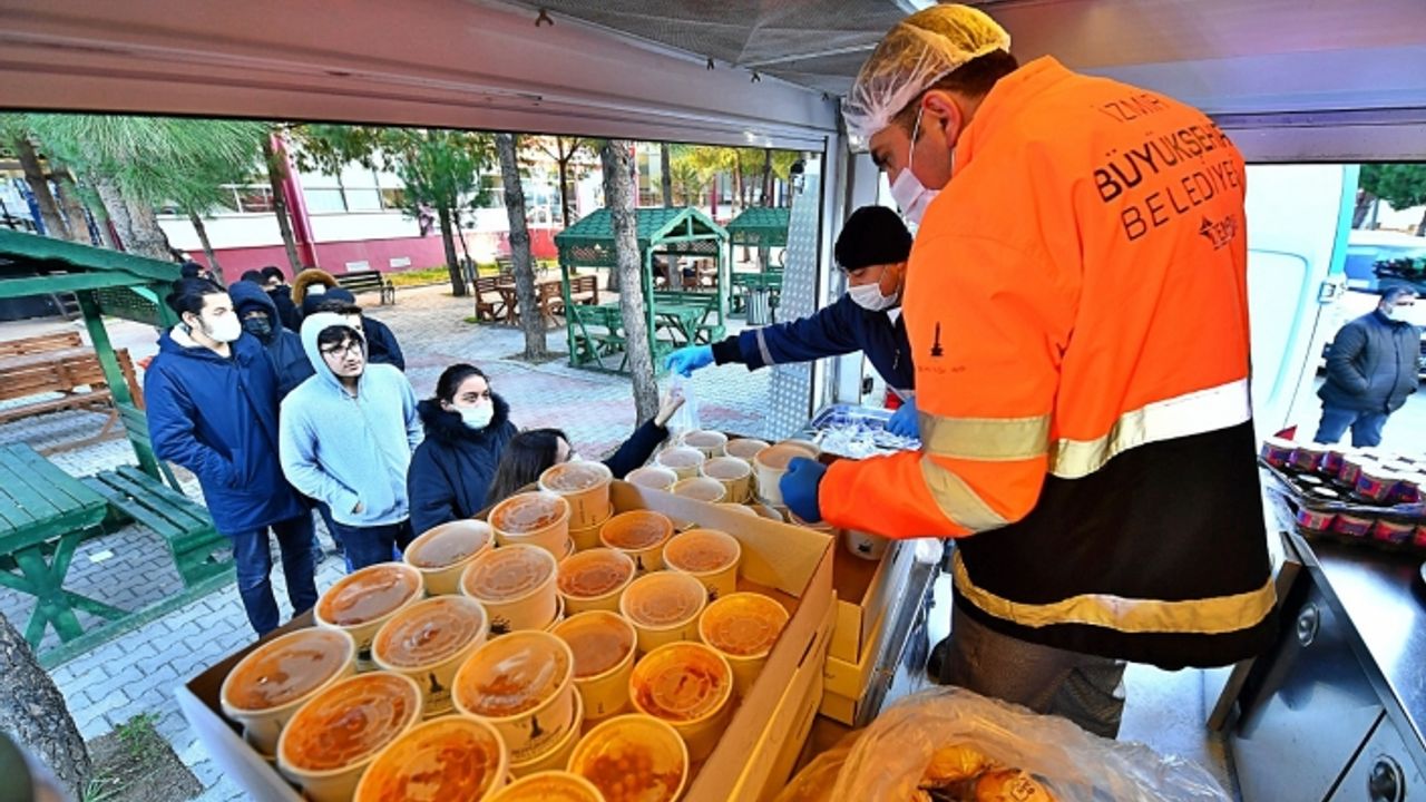 İzmir Büyükşehir Belediyesi öğrencilere yemek noktasını 6’ya çıkardı
