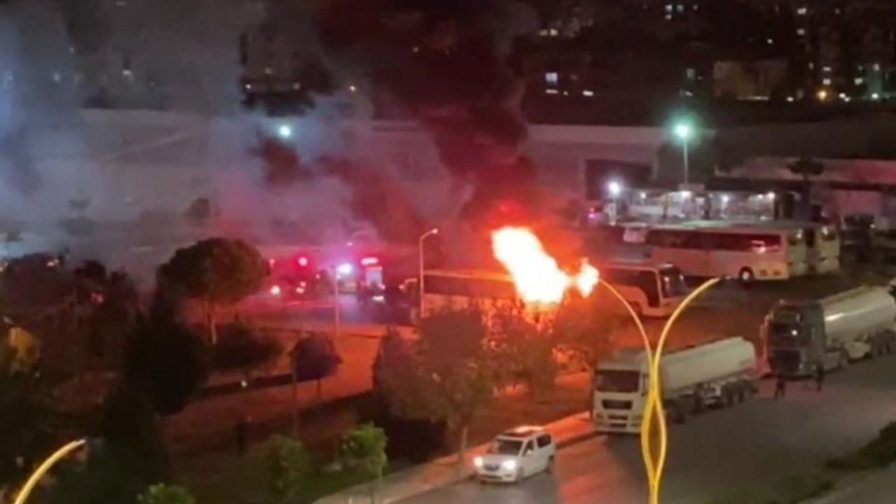 İzmir'de servis otobüsü alev alev yandı