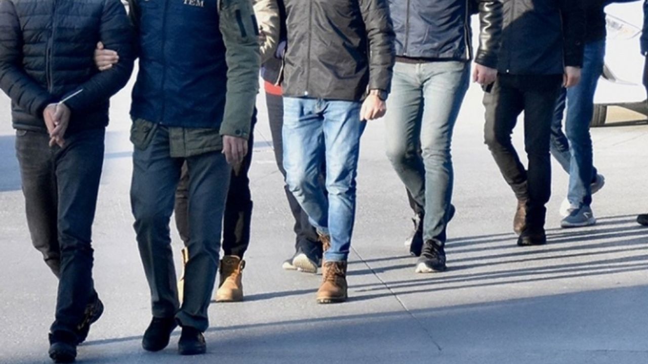 İzmir merkezli FETÖ operasyonunda 5 tutuklama