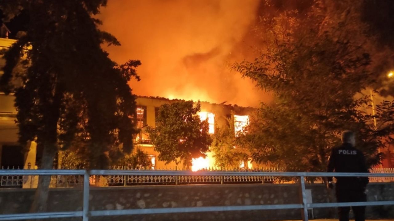 İzmir’de 2 katlı bina alev alev yandı