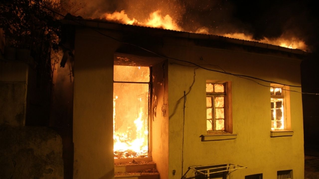 İzmir’de alevli gece: 3 katlı müstakil ev alev alev yandı