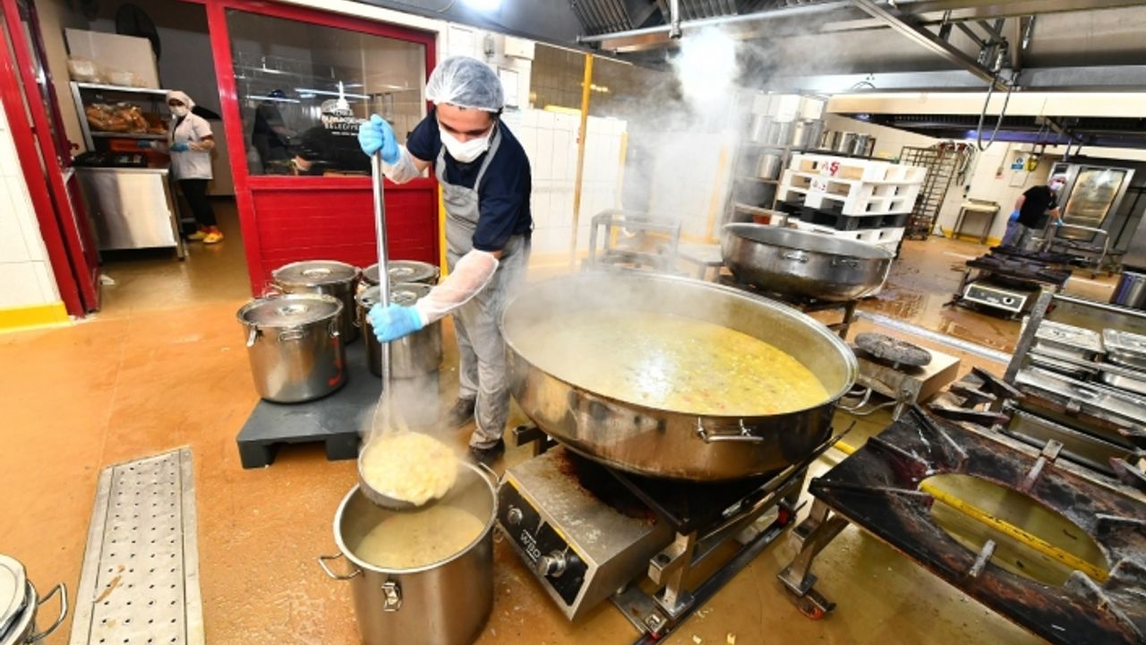 İzmir’de üniversite öğrencilerine yemek desteği bugün başlıyor