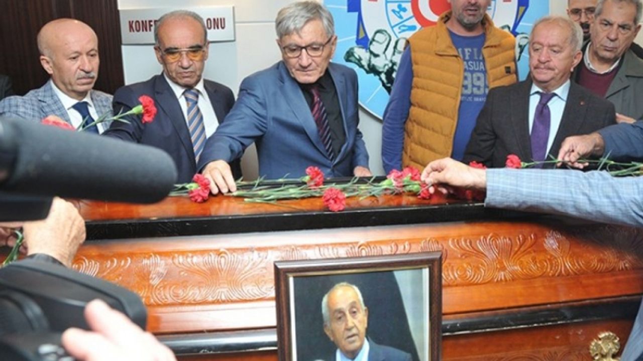 İzmirli sendikacı Candan kürsüde hayatını kaybetti
