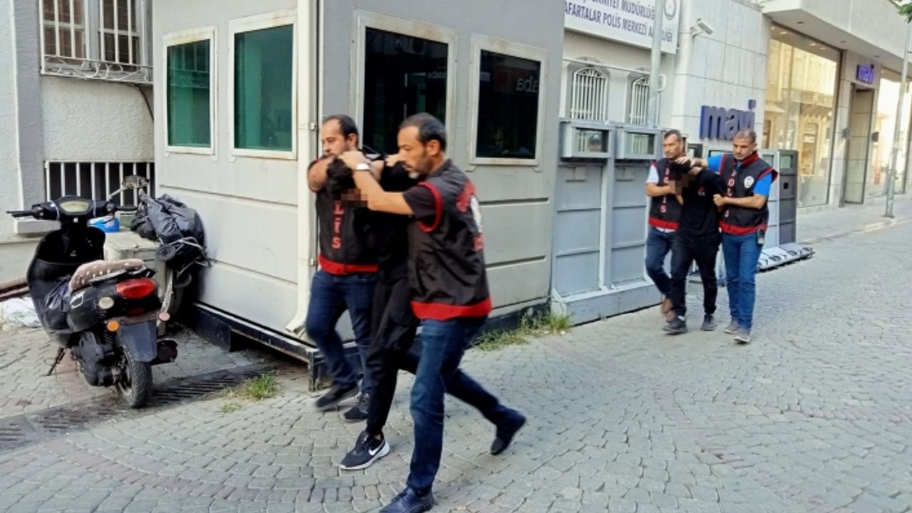 Kur'an-ı Kerim'i yırtıp ateşe veren iki şüpheli tutuklandı
