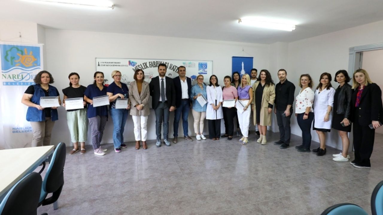 NARLIDERE'NİN MESLEK FABRİKASI'NDA KURSİYERLER SERTİFİKALARINA KAVUŞTU