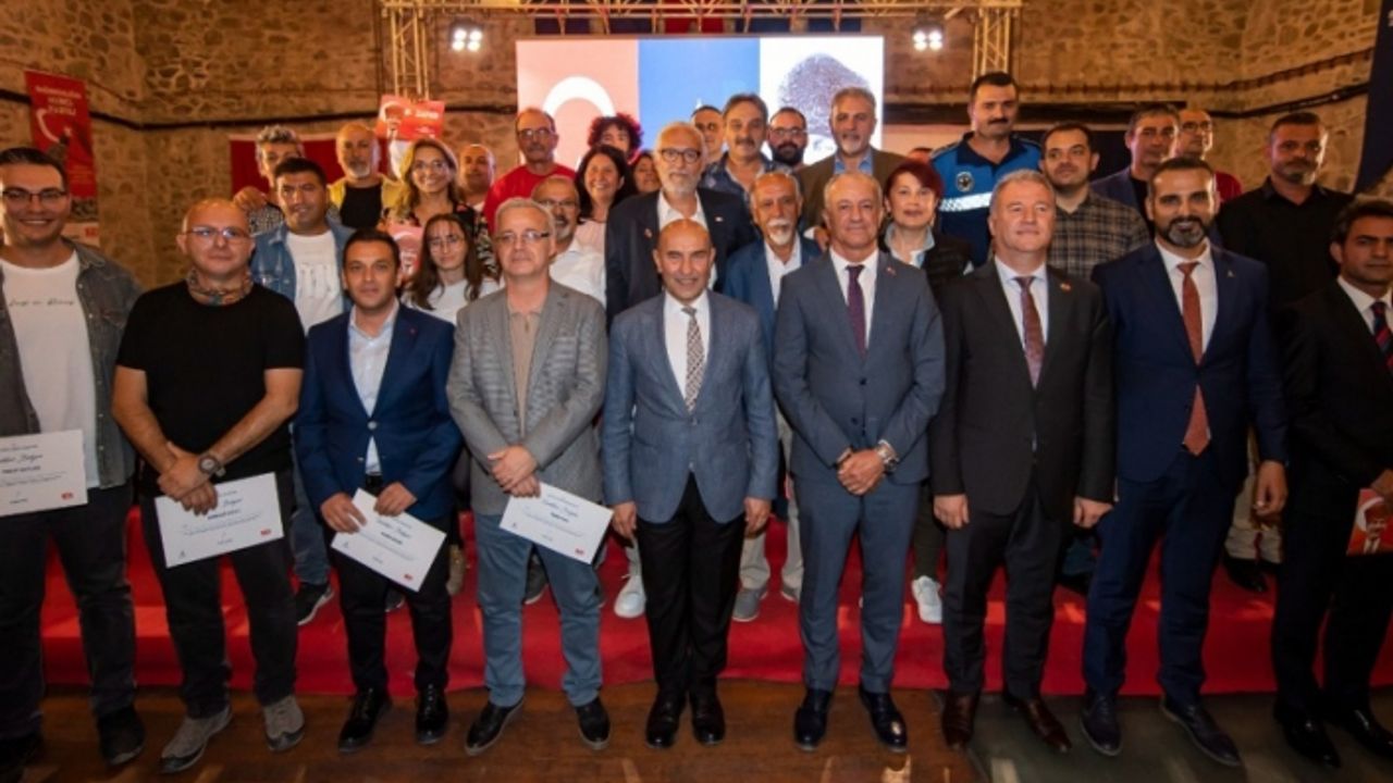 Soyer, Zafer Yolu Yürüyüşü’ne katılanlara sertifikalarını verdi: Tarih oldunuz