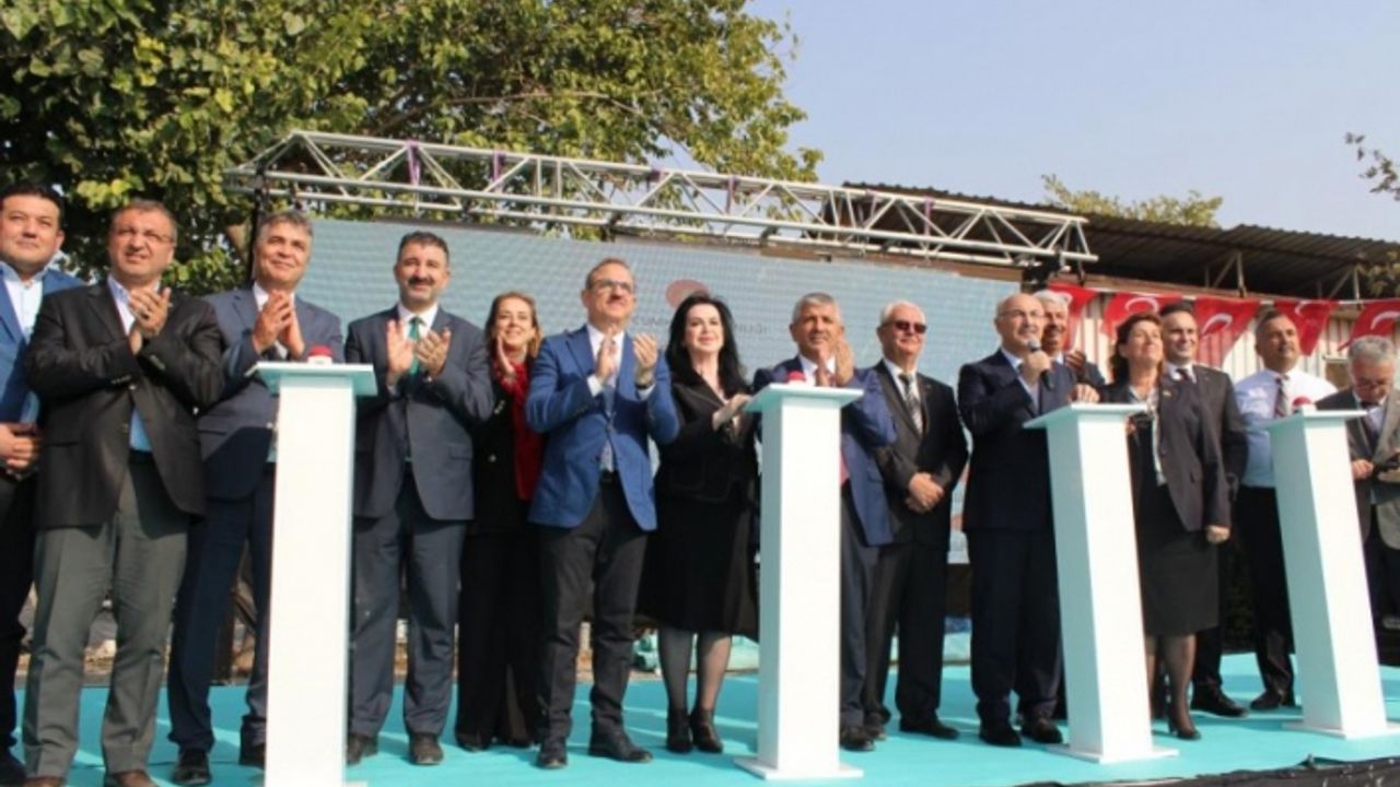 Törende panik anları: Protokol ve davetlilerin üzerine harç sıçradı