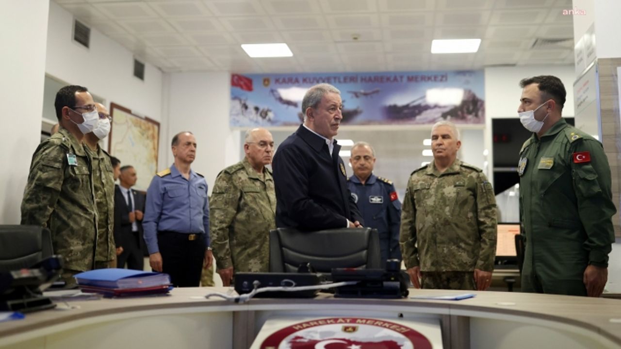 Akar, kuvvet komutanlarıyla birlikte Kara Kuvvetleri Harekat Merkezine gitti