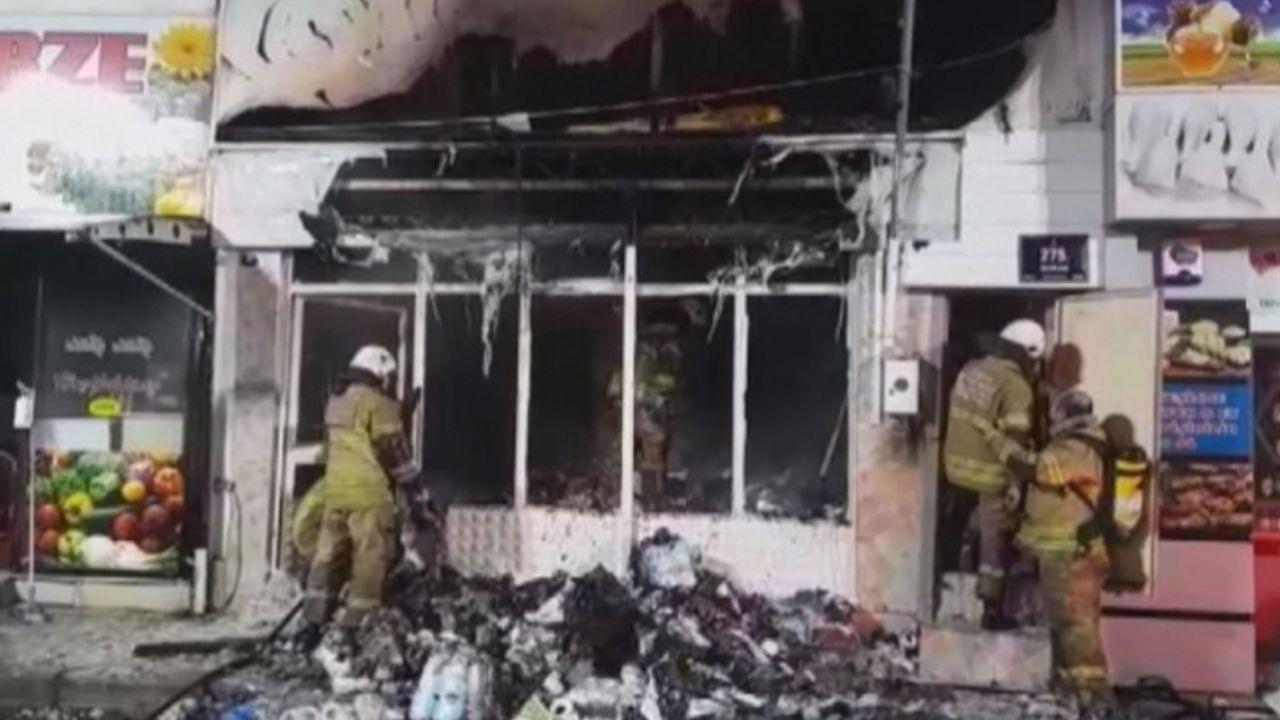 Aliağa'da trafo patladı, sonrasında market deposunda yangın çıktı