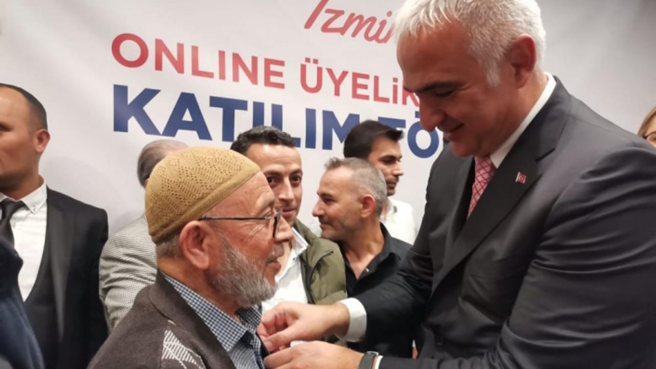 Bakan Ersoy, İzmir’de AK Parti’ye katılanlara rozet taktı