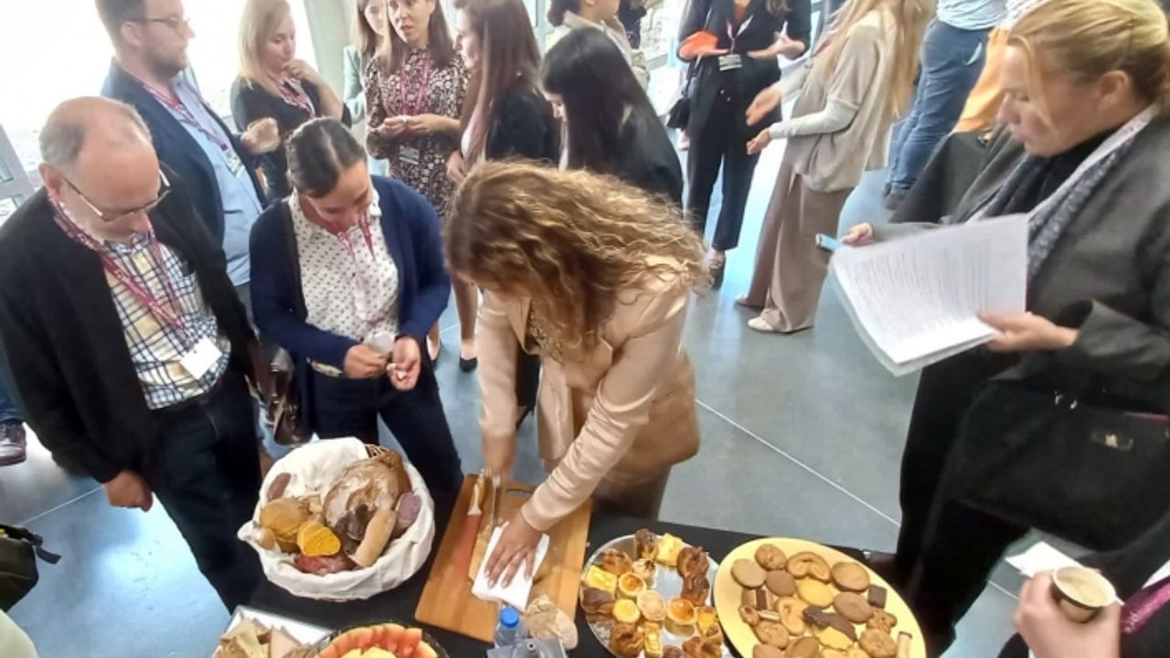 Başkan Sibel Uyar'dan Urla Karya Markası İle Portekiz Çıkartması