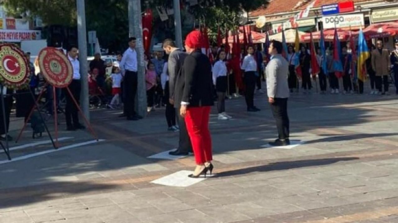 Gaziemir’de çelenk gerginliği: CHP’li Türkbay’ın iddiasına AK Partili Atmaca’dan fotoğraflı yanıt