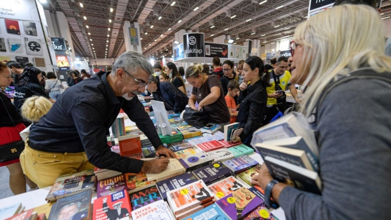 İZKİTAP kitapseverlerin üç yıllık özlemini giderdi
