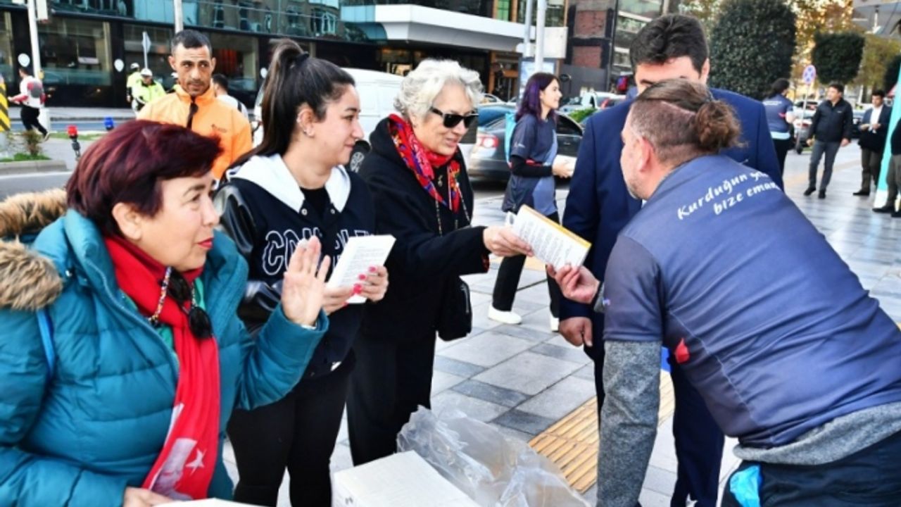 İzmir'de 16 noktada 10 bin Nutuk dağıtıldı