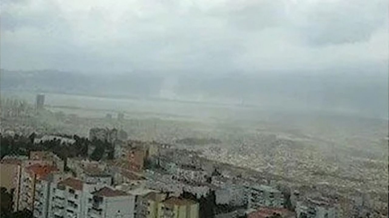 İzmir'de endişelendiren görüntü: Toz bulutu kenti sardı