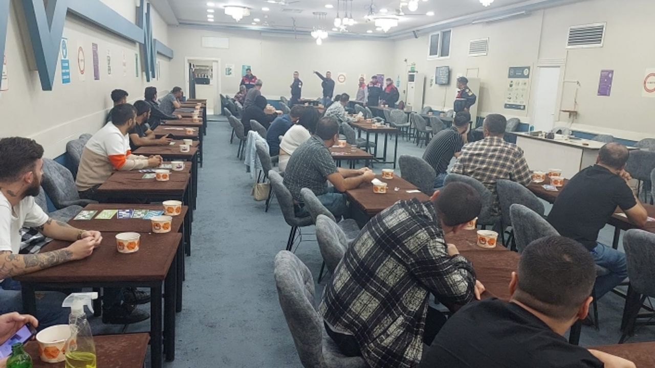 İzmir'de tombala baskını! Yine mührü bozup kumar oynadılar
