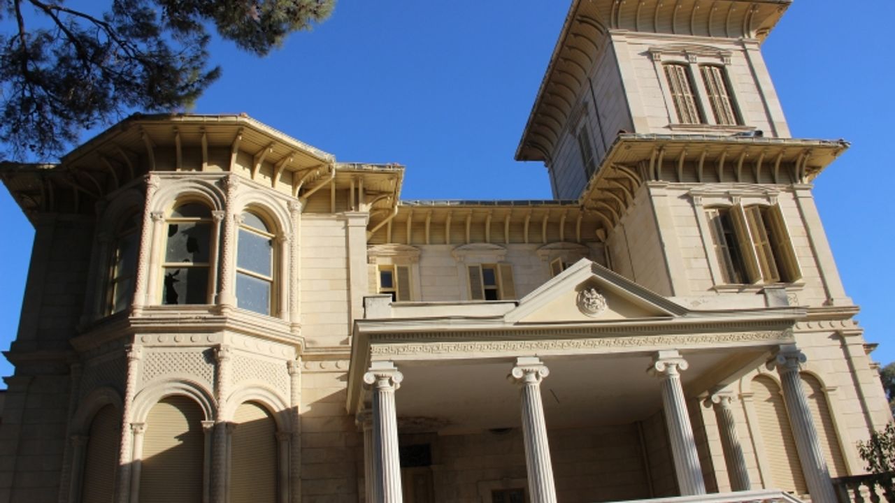 İzmir'in tarihi yapılarından Forbes Köşkü adeta talan edildi