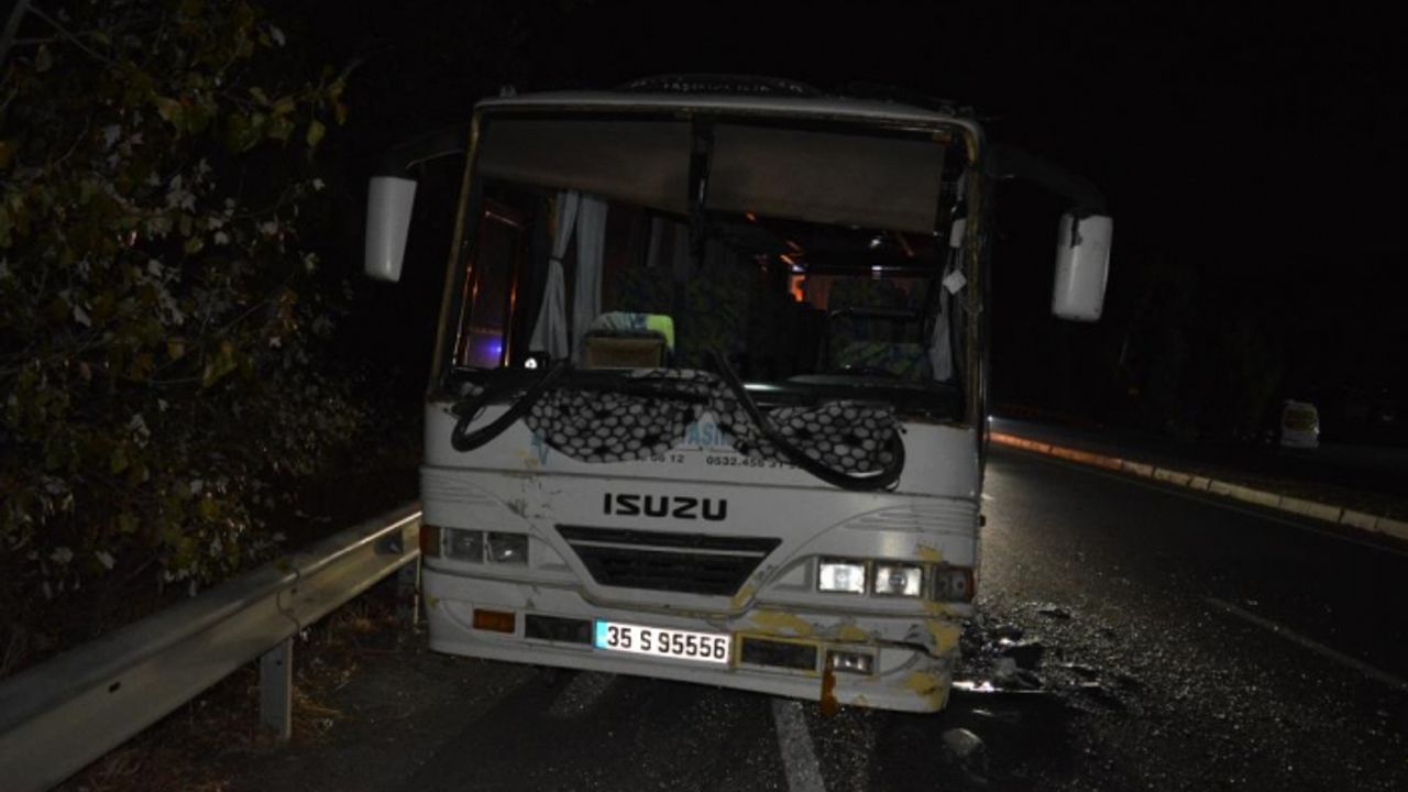 İzmir’de iki servis aracı çarpıştı: 2’si ağır 17 yaralı