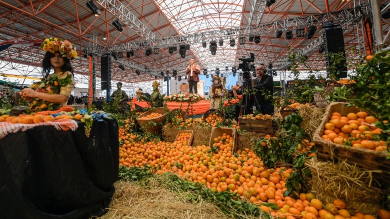 Seferihisar'ın turuncu şenliği 22. kez başladı