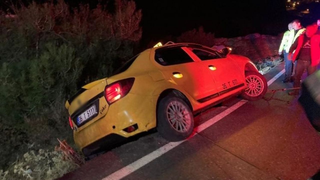 Ticari taksi bankette asılı kaldı, 3 kişilik aileyi itfaiyeciler kurtarıldı