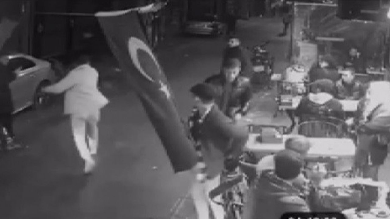 Sarmaş dolaş yürüdüler daha sonra bıçak ve silahla kavga ettiler