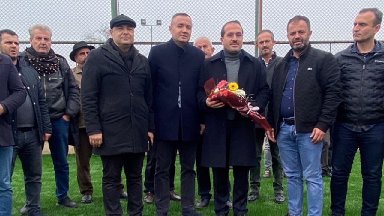 AK Partili Vekil Kırkpınar'dan Kemalpaşa'da halı saha açılışı