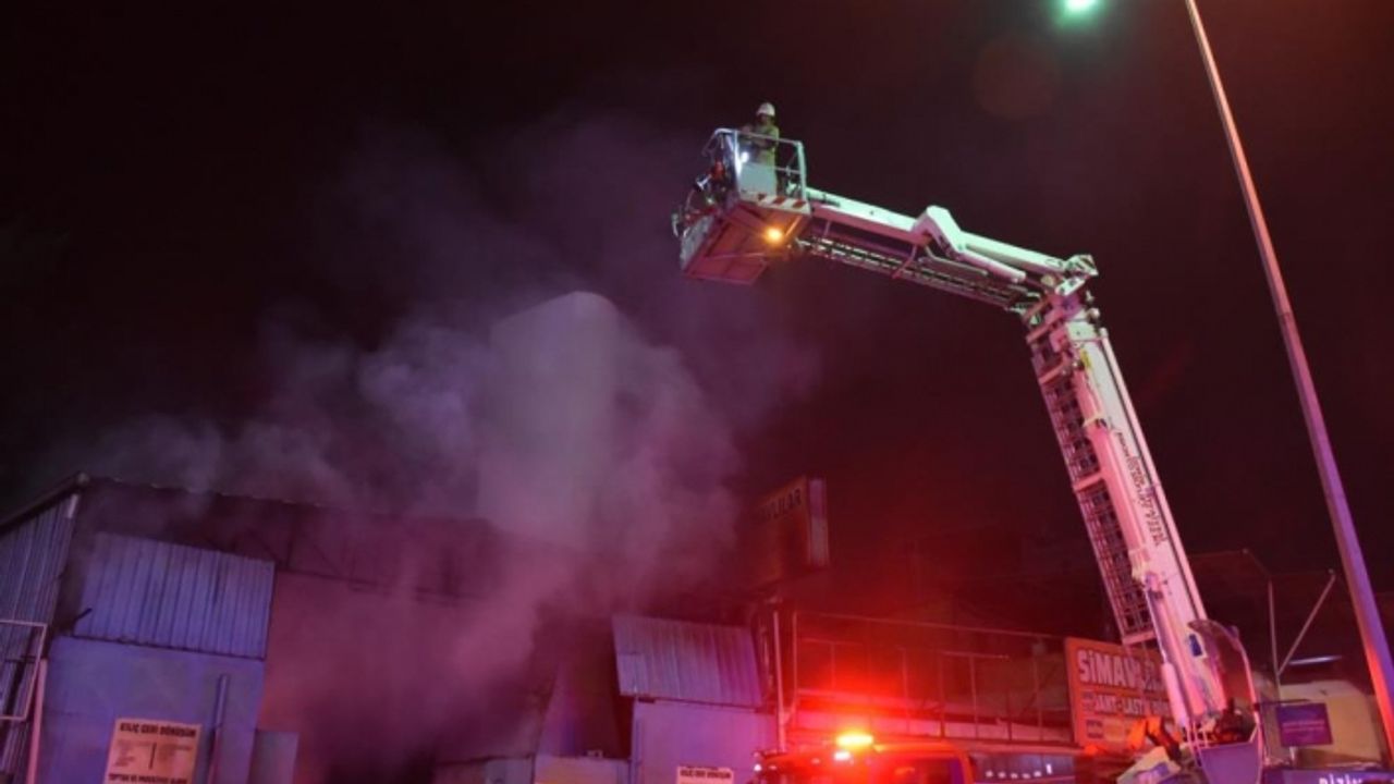 İzmir’de geri dönüşüm atölyesinde korkutan yangın