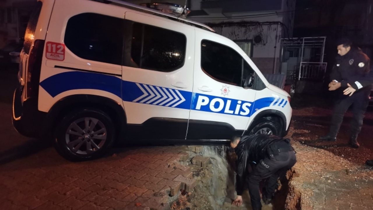 İzmir’i sağanak vurdu: Polis aracı çöken yolun içine düştü
